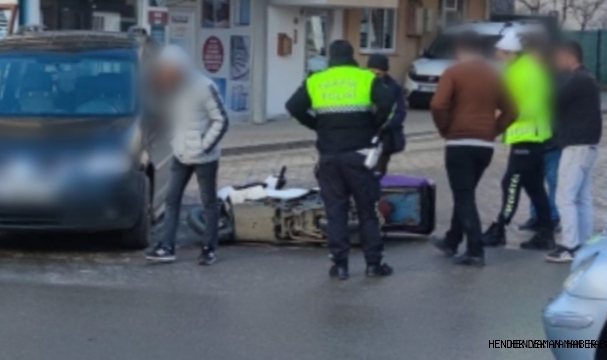 Hendek'te Motosikletli  Kuryeye hafif ticari araç çarpıtı