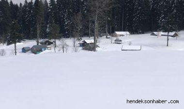 Burası Hendek Dırım Dırım Yaylası Kar Kalınlığı 1.5 Metre Fotoğraflar bugün çekildi! 