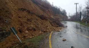 Hendek Aksu Mahallesi’nde Heyelan Nedeniyle Kapanan Grup Yolu Ulaşıma açıldı 
