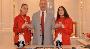 HENDEK BELEDİYE BAŞKANI TURGUT BABAOĞLU’NDAN ŞAMPİYONLARA ÖDÜL 