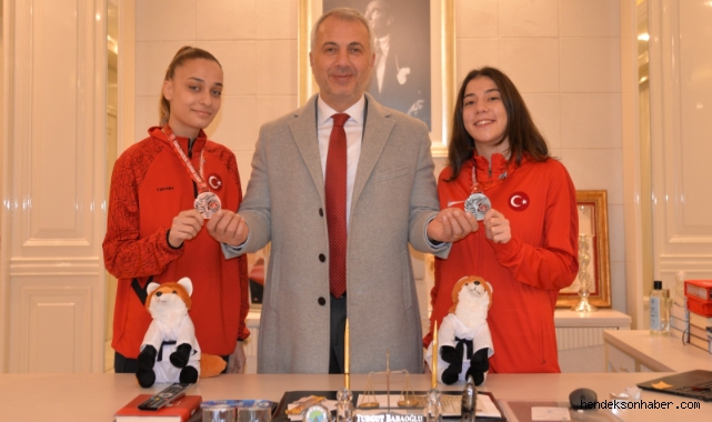 HENDEK BELEDİYE BAŞKANI TURGUT BABAOĞLU’NDAN ŞAMPİYONLARA ÖDÜL 