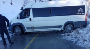 Hendek'te servis aracı kaza yaptı