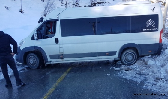 Hendek'te servis aracı kaza yaptı