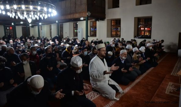 HENDEK’TE MİRAÇ KANDİLİNDE CAMİLER DOLDU TAŞTI ELLER DUAYA AÇILDI