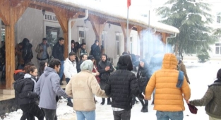 Hendek Eğitim Fakültesi Kampüsünde Kartopu savaşı 