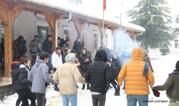 Hendek Eğitim Fakültesi Kampüsünde Kartopu savaşı 