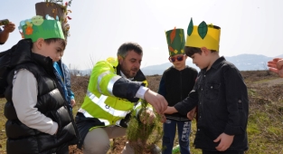 HENDEK’TE MİNİK ÖĞRENCİLER FİDAN DİKTİ