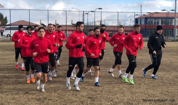 Hendekspor Zorlu Nevşehir Belediyespor Karşısında Puan Alarak Nefes almak istiyor  