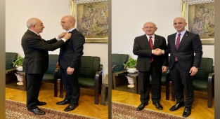 Ender Serbes CHP’ye katıldı Rozeti Genel Başkanı Kemal Kılıçdaroğlu taktı.