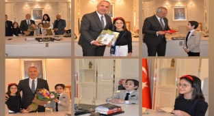 HENDEK BELEDİYESİ BAŞKANLIK KOLTUĞU CEMRE VE KAYRA’NIN  