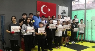 Hendek Şampiyonlar Fıght Akademi Spor Kulübü sporcuları terfi etti.
