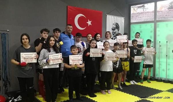 Hendek Şampiyonlar Fıght Akademi Spor Kulübü sporcuları terfi etti.