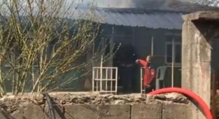 Hendek'te Ahşap ev alevlere teslim oldu 