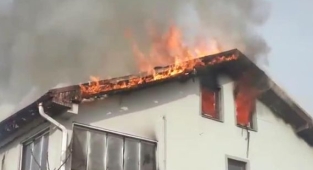 Hendek’te Çıkan Yangında 2 katlı Ev Kullanılmaz Hale Geldi 