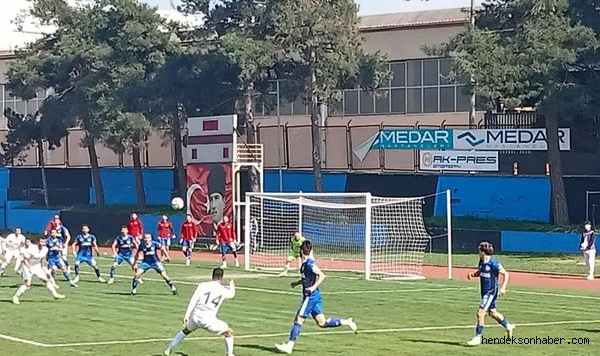 Hendek'te Maç Sonu Taraftar ve Futbolcular Arasında Yaşanan Gerginlik karşılaşmaya damga vurdu 