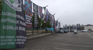 Şampiyonluk Kutlamalarına Saatler Kala Hendek Belediye Otoparkı Gelin Gibi Süslendi