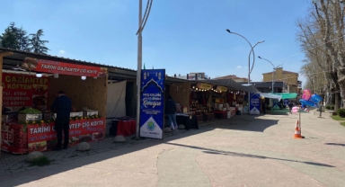 HENDEK BELEDİYESİ ÖNÜNDE ANNELER GÜNÜNE ÖZEL ANLAMLI ETKİNLİK