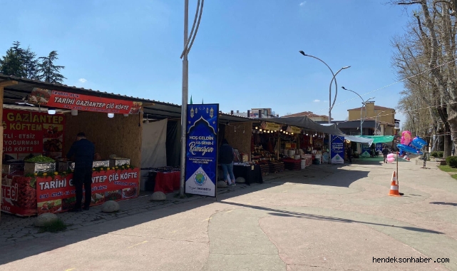 HENDEK BELEDİYESİ ÖNÜNDE ANNELER GÜNÜNE ÖZEL ANLAMLI ETKİNLİK