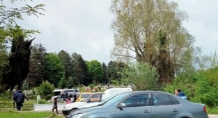 Hendek’te Arefe Günü Vatandaşlar Mezarlığa Akın Etti