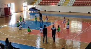 Hendek Yeni Spor Salonunda Çocuk Oyunları Şenliği Başladı 