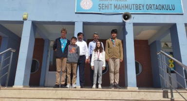 Şehit Mahmutbey Ortaokulu .Şampiyon Öğrencileri Altınla Ödüllendirildi 