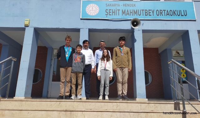Şehit Mahmutbey Ortaokulu .Şampiyon Öğrencileri Altınla Ödüllendirildi 