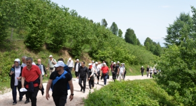 HENDEK'TE DOĞA YÜRÜYÜŞÜ ZİRVEYE TIRMANDILAR