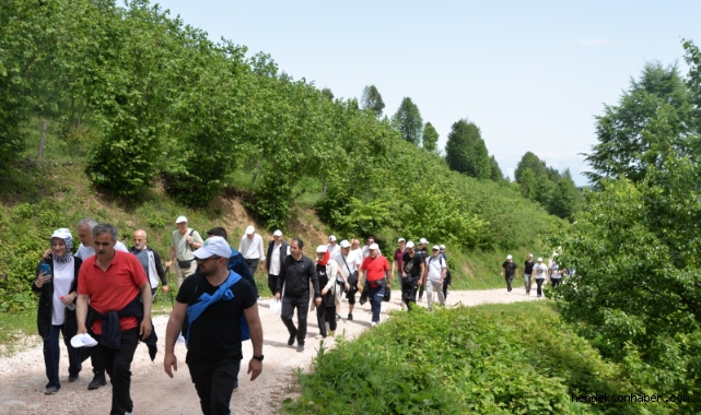 HENDEK'TE DOĞA YÜRÜYÜŞÜ ZİRVEYE TIRMANDILAR