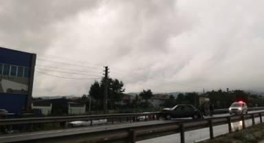 Hendek'te Kamyonla çarpışan otomobil hurdaya döndü