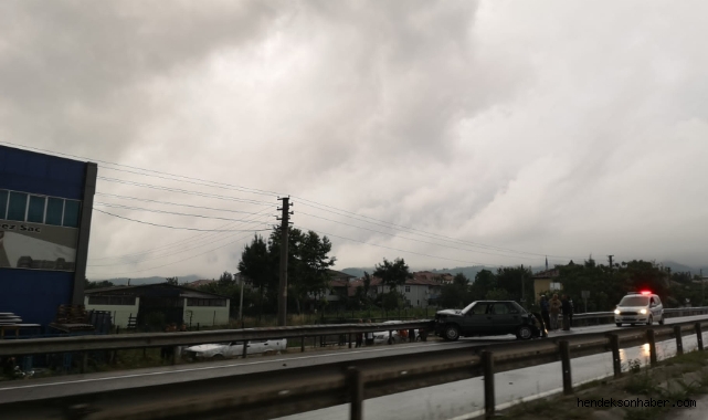 Hendek'te Kamyonla çarpışan otomobil hurdaya döndü