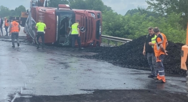 Hendek'te Sürücüsünün Kontrolünden Çıkan Tır Yan Yattı 2 Yaralı