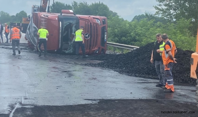 Hendek'te Sürücüsünün Kontrolünden Çıkan Tır Yan Yattı 2 Yaralı