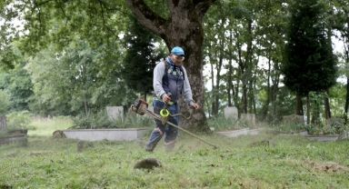 Sakarya Büyükşehir mezarlıkları bayrama hazırlıyor