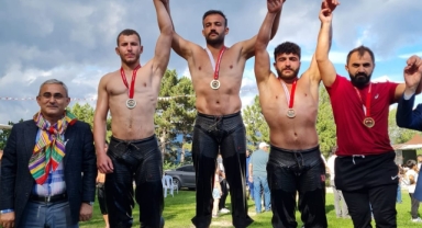 SAKARYA BÜYÜKŞEHİRLİ GÜREŞÇİLER DOMANİÇ'TE KÜRSÜYE ÇIKTI