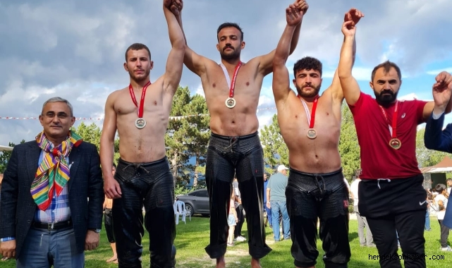 SAKARYA BÜYÜKŞEHİRLİ GÜREŞÇİLER DOMANİÇ'TE KÜRSÜYE ÇIKTI