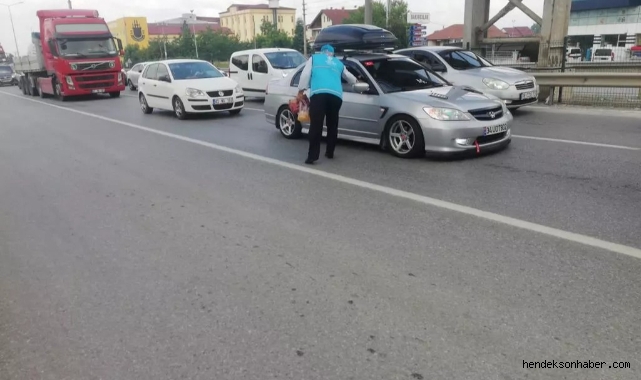Hendek Din Görevlileri Bayram Trafiğine Takılan Sürücülere İkramda bulundu 