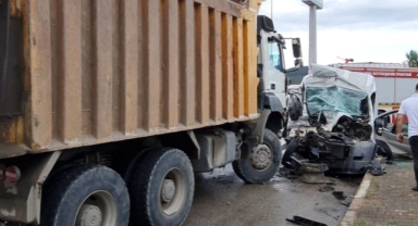 Hendek OSB girişinde kaza! Sürücü minibüste sıkıştı