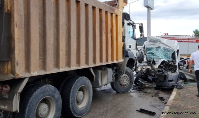 Hendek OSB girişinde kaza! Sürücü minibüste sıkıştı