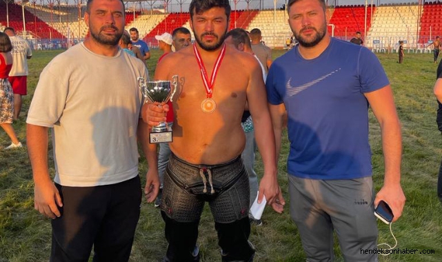 Sakarya Büyükşehir’in pehlivanı Elmalı’da boş geçmedi