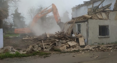 Hendek'te tehlike arz eden metruk binaların Yıkımı Sürüyor