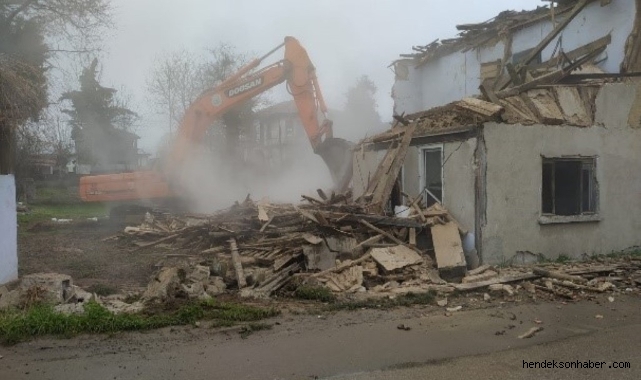 Hendek'te tehlike arz eden metruk binaların Yıkımı Sürüyor