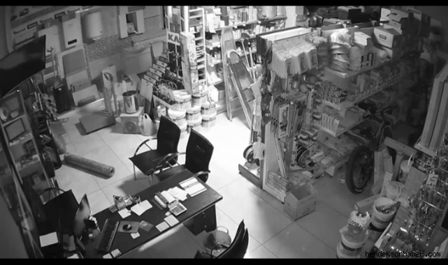 Deprem Sarsıntısı Kameralara Yansıdı İşte O Anlar