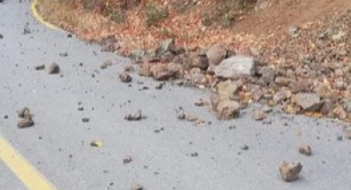 HENDEK GÜNEY MAHALLESİ'NİN YOLLARI DEPREMDEN DOLAYI HASAR GÖRDÜ