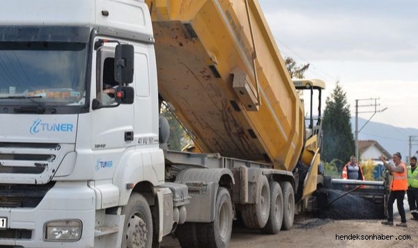 HENDEK'TE SICAK ASFALT ÇALIŞMALARI MAHALLE MAHALLE DEVAM EDECEĞİ AÇIKLANDI