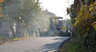 HENDEK YENİMAHALLE VE KÖPRÜBAŞI SOKAKLARINA SICAK ASFALT