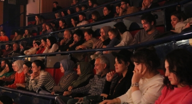 ‘Sırf Tiyatro’ AKM’de kahkahaya boğdu