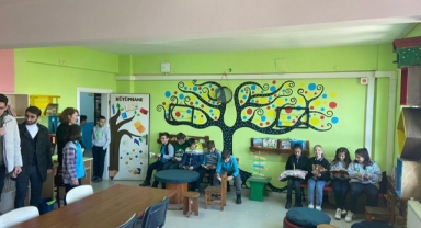 BİNLERCE GENÇ AYNI ANDA SELAMLAŞTI