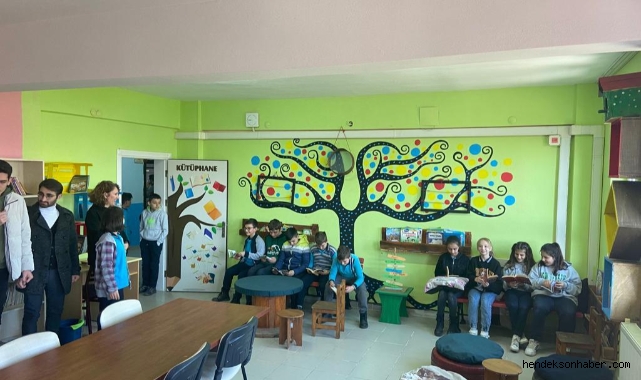 BİNLERCE GENÇ AYNI ANDA SELAMLAŞTI