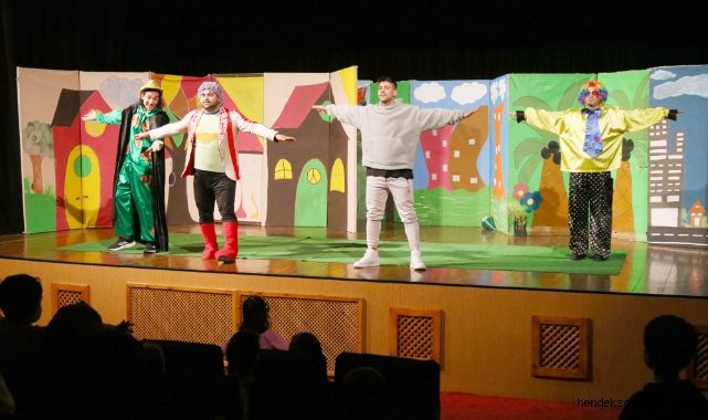 Minik tiyatro severler eğlenerek öğrendiler