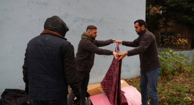Soğuk kış gününde sokaktaki kimsesizlerin ailesi Büyükşehir